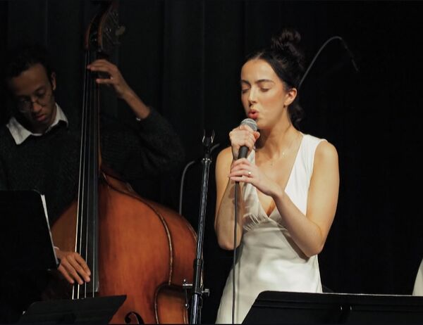 Adriana Maladrino in performance 